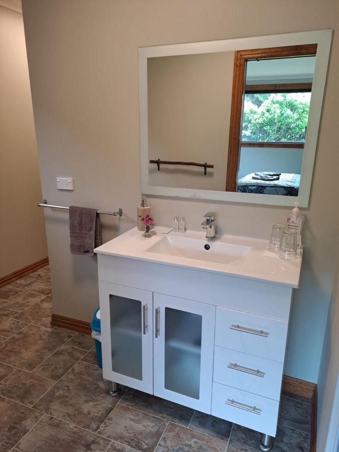 Koru Beachfront Holiday Cabins & Hot Tub 베리타운 외부 사진