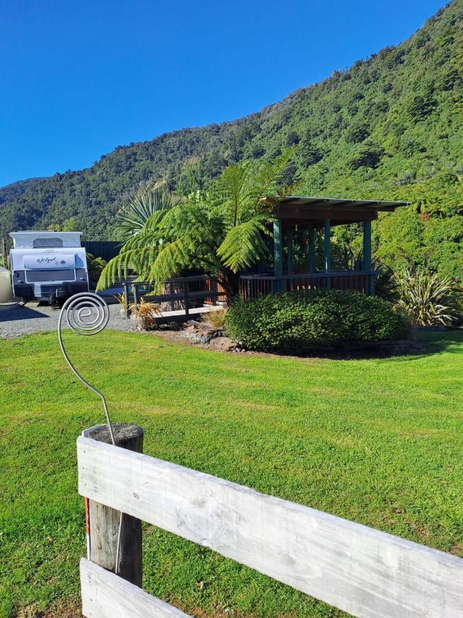 Koru Beachfront Holiday Cabins & Hot Tub 베리타운 외부 사진