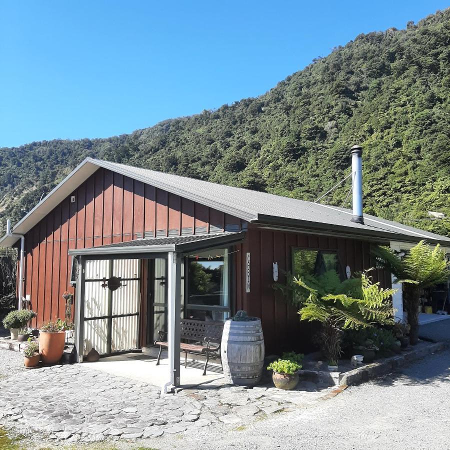 Koru Beachfront Holiday Cabins & Hot Tub 베리타운 외부 사진
