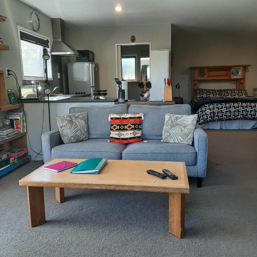 Koru Beachfront Holiday Cabins & Hot Tub 베리타운 외부 사진
