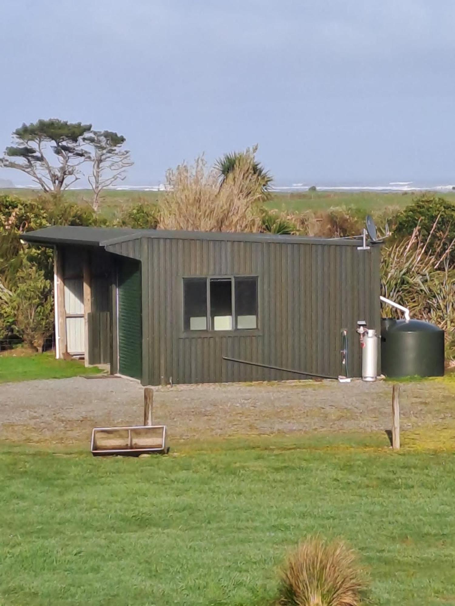 Koru Beachfront Holiday Cabins & Hot Tub 베리타운 외부 사진