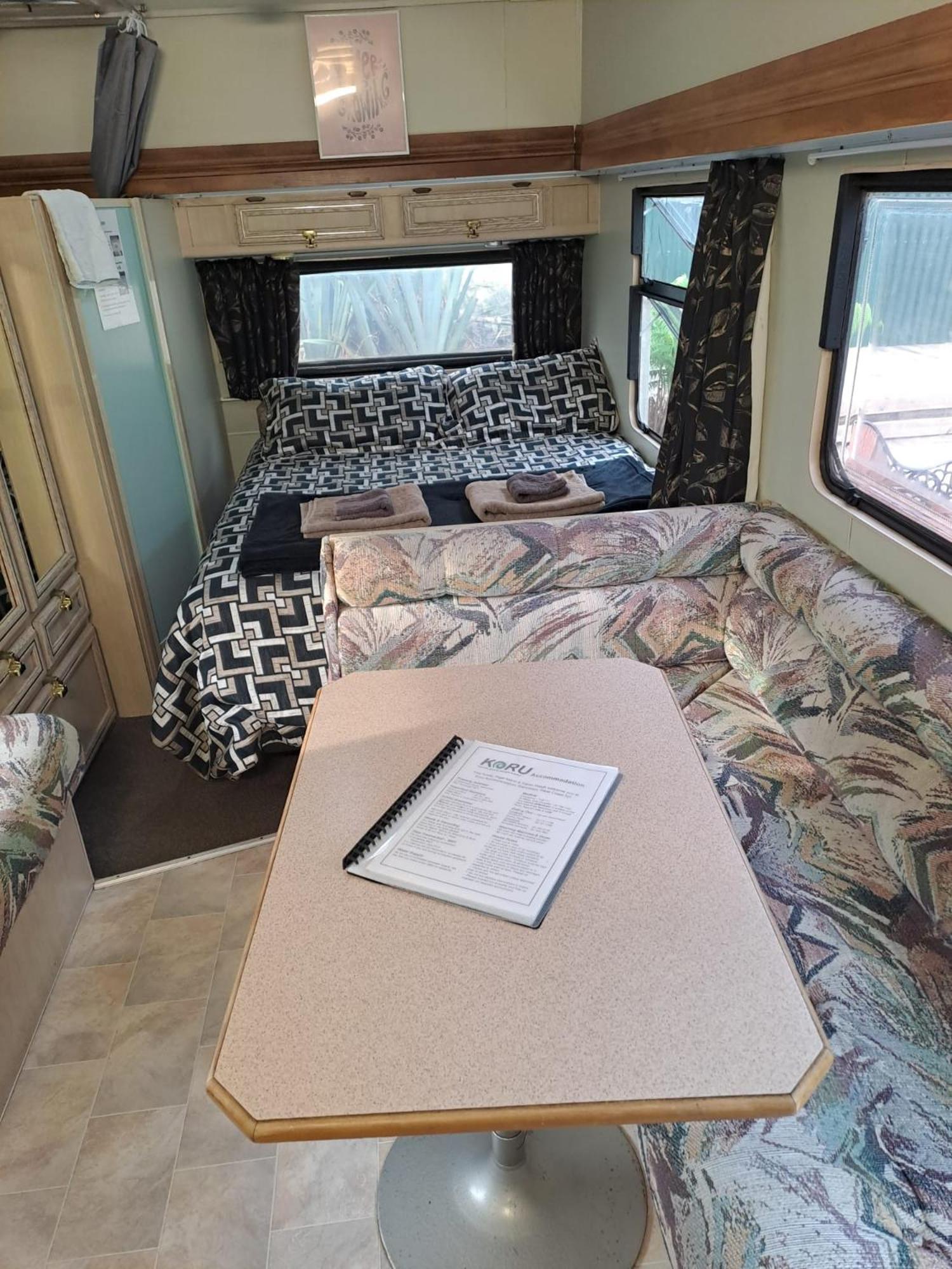 Koru Beachfront Holiday Cabins & Hot Tub 베리타운 외부 사진