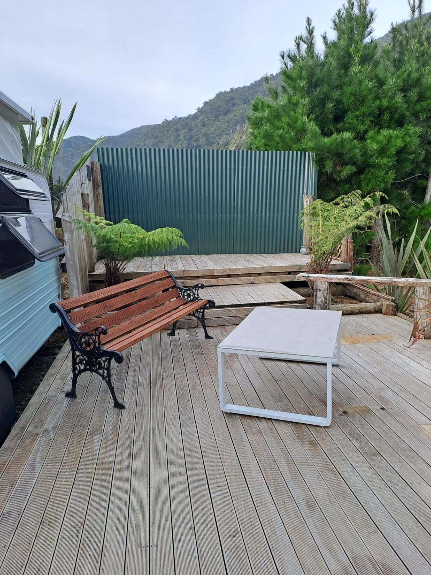 Koru Beachfront Holiday Cabins & Hot Tub 베리타운 외부 사진