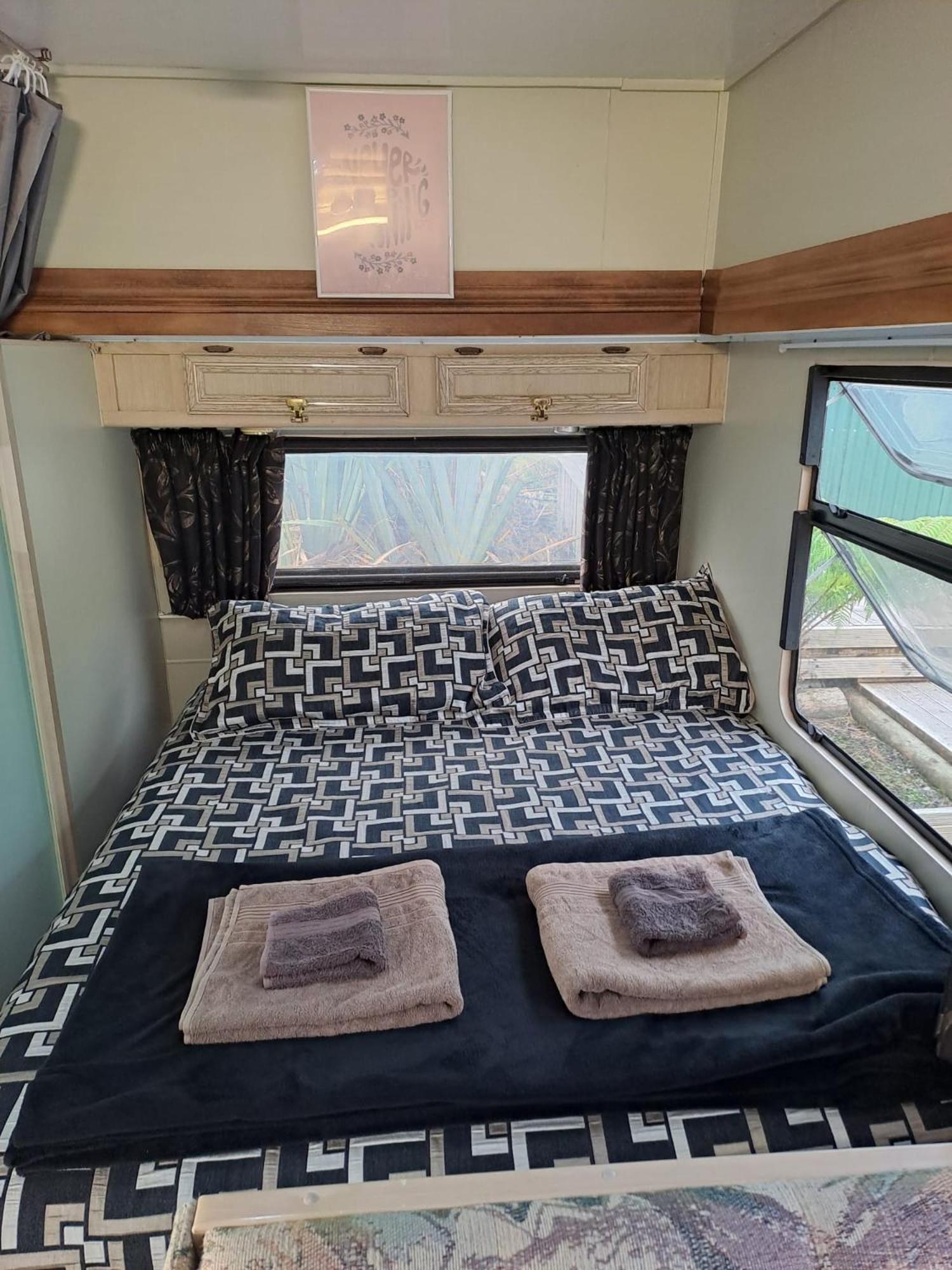 Koru Beachfront Holiday Cabins & Hot Tub 베리타운 외부 사진