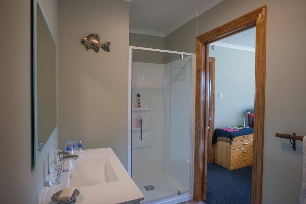 Koru Beachfront Holiday Cabins & Hot Tub 베리타운 외부 사진