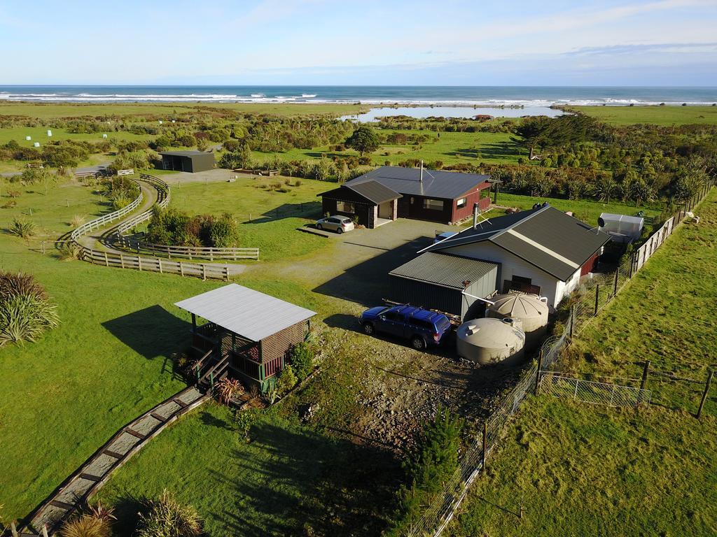 Koru Beachfront Holiday Cabins & Hot Tub 베리타운 외부 사진