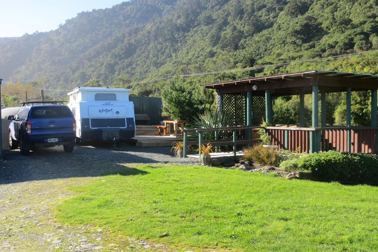 Koru Beachfront Holiday Cabins & Hot Tub 베리타운 외부 사진